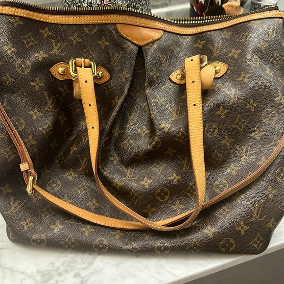 Louis Vuitton - Picture 2 of 9